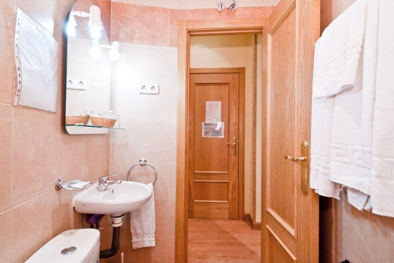 Hostal Las Cortes Madrid Exterior foto